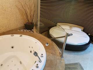 Отель Ibiza Hotel Ереван Люкс с кроватью размера «king-size» и балконом-1
